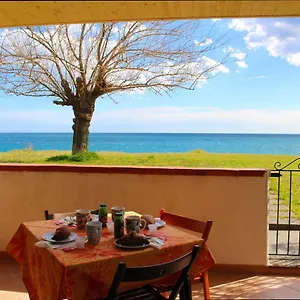 Dom wakacyjny House On The Sea Mascali